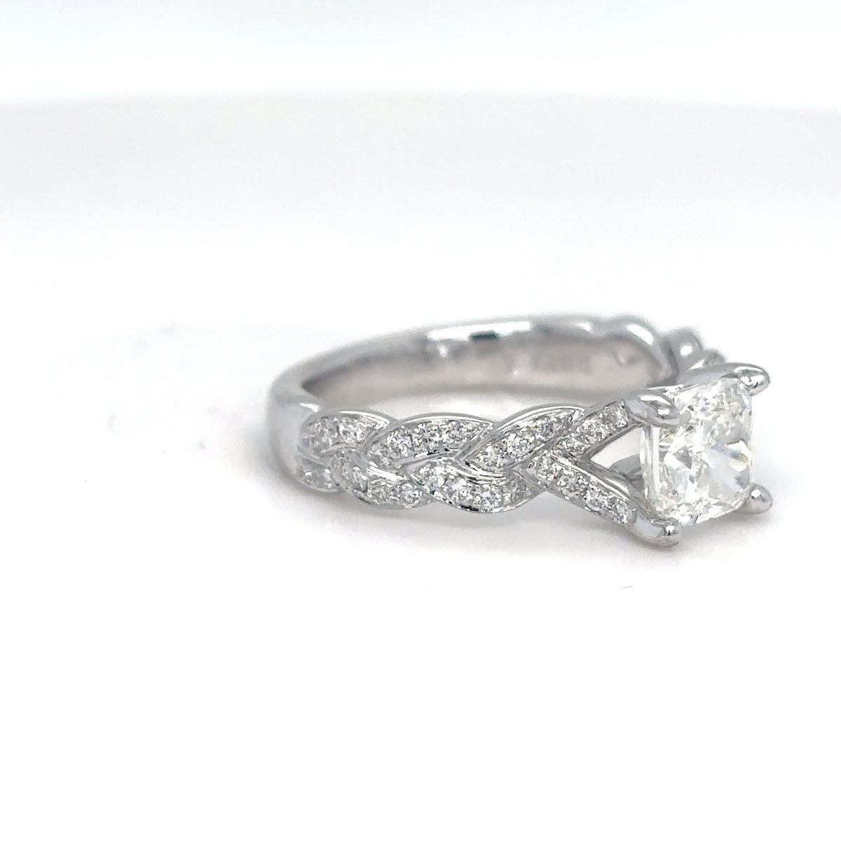 14KY 1.51CTW CUSHION MODIFIED-ROUND BRILLIANT DIAMOND ENGAGEMENT RING VS2/J 4.3G