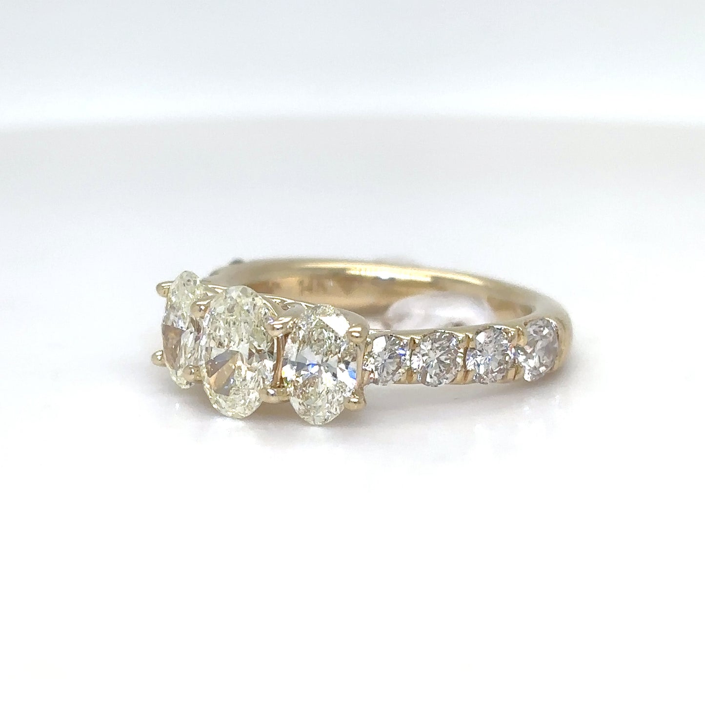 14KY 2.29CTW THREE OVAL-ROUND DIAMOND RING VS1/H-K 5.4G