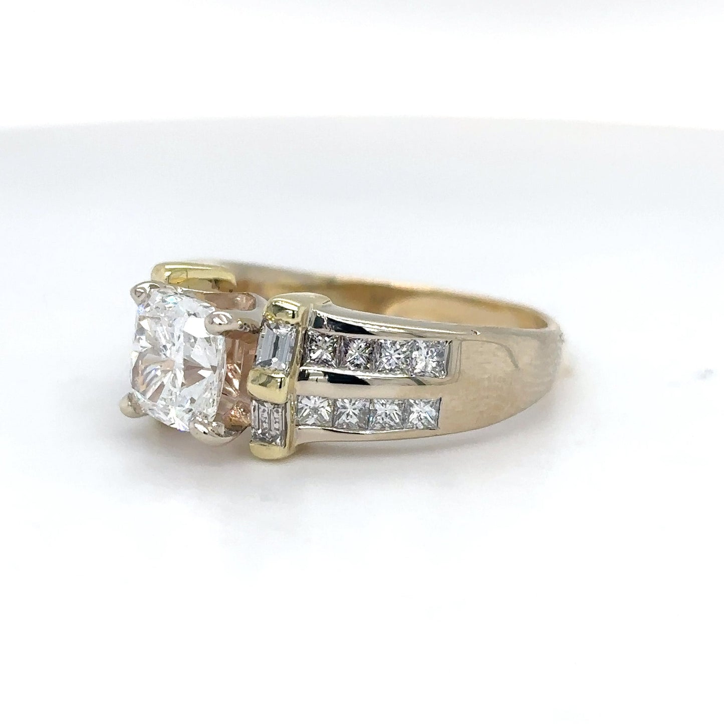 18KY 2.27CTW CUSHION MODIFIED BRILLIANT/BAG/PC DIAMOND ENAGEMENT RING VS2-SI1/E 8.4G