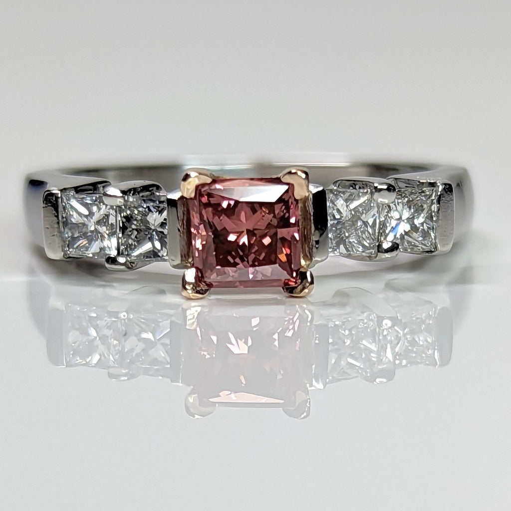 PLAT. 0.88CTW ENH. PINK-WHITE PRINCESS CUT DIAMOND RING VVS2-G 3.0G