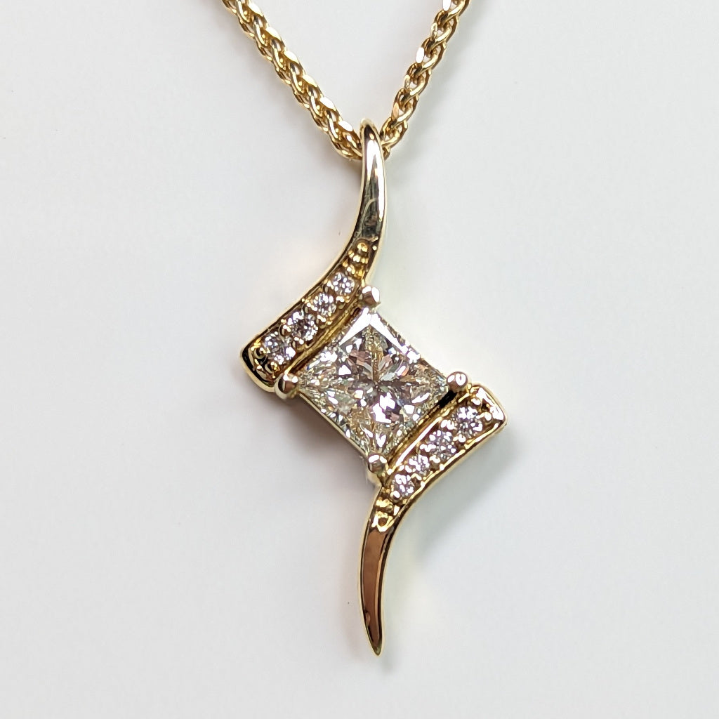 14KY 0.50CTW PRINCESS-ROUND DIAMOND PENDANT