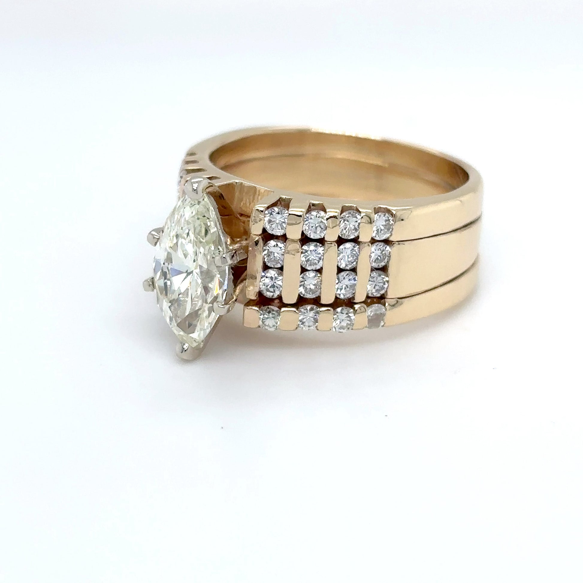 14KY 2.53CTW MARQUISE-RBC DIAMOND ENGAGEMENT RING