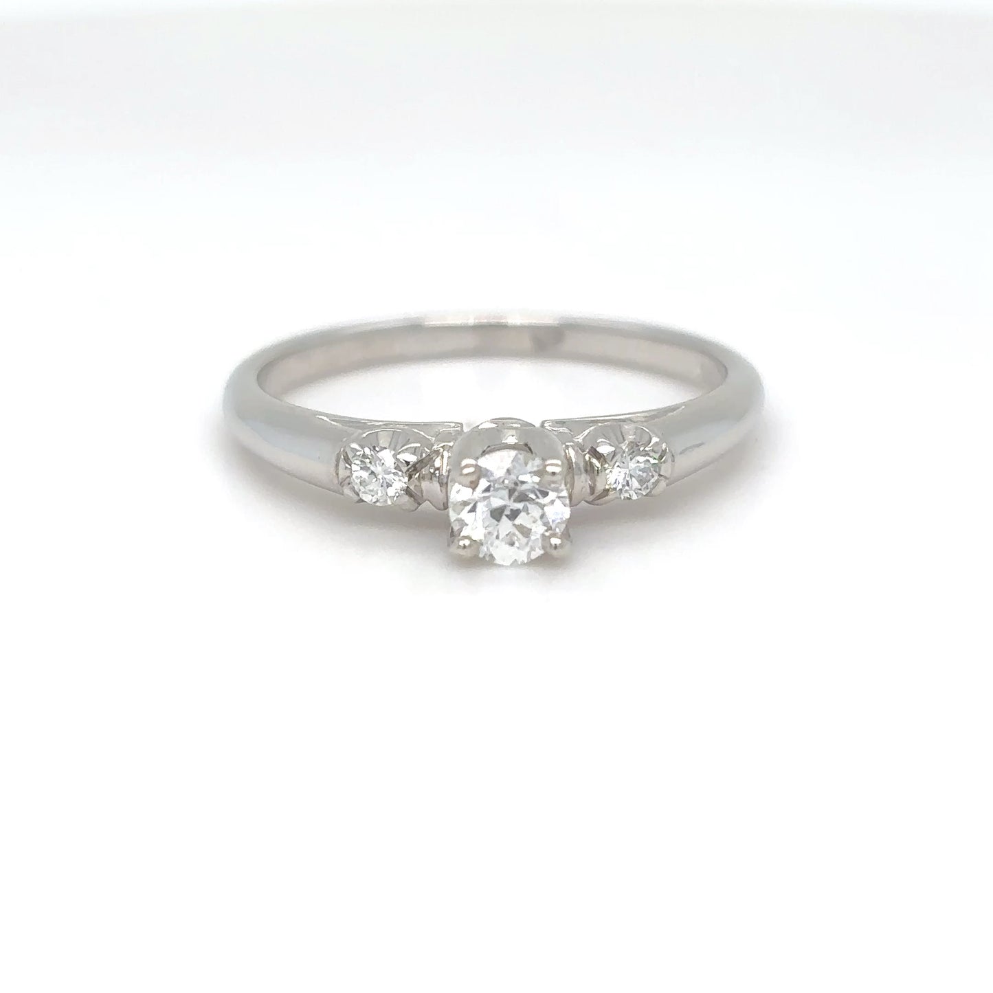 14KW 0.33CTW ROUND BRILLIANT DIAMOND THREE STONE RING VS/G-H 2.8G