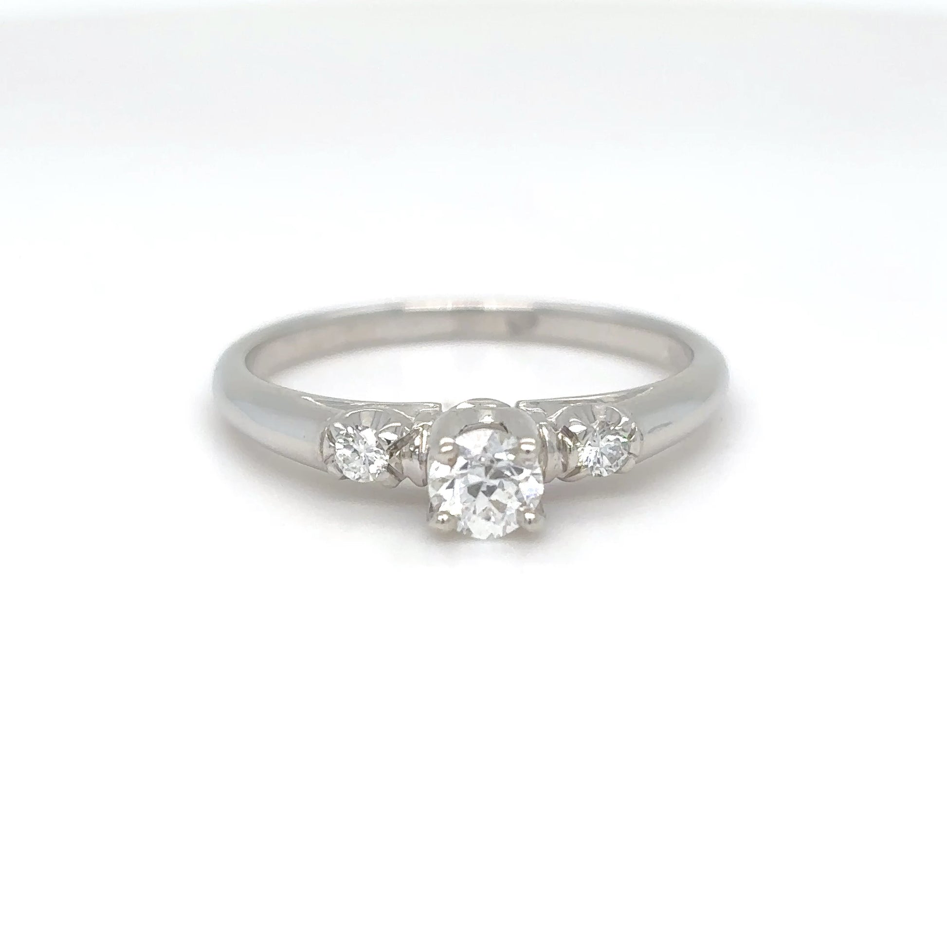14KW 0.33CTW ROUND BRILLIANT DIAMOND THREE STONE RING VS/G-H 2.8G