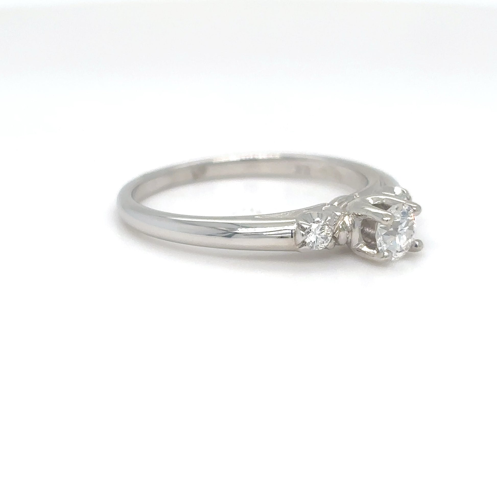 14KW 0.33CTW ROUND BRILLIANT DIAMOND THREE STONE RING VS/G-H 2.8G