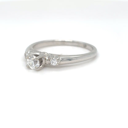 14KW 0.33CTW ROUND BRILLIANT DIAMOND THREE STONE RING VS/G-H 2.8G