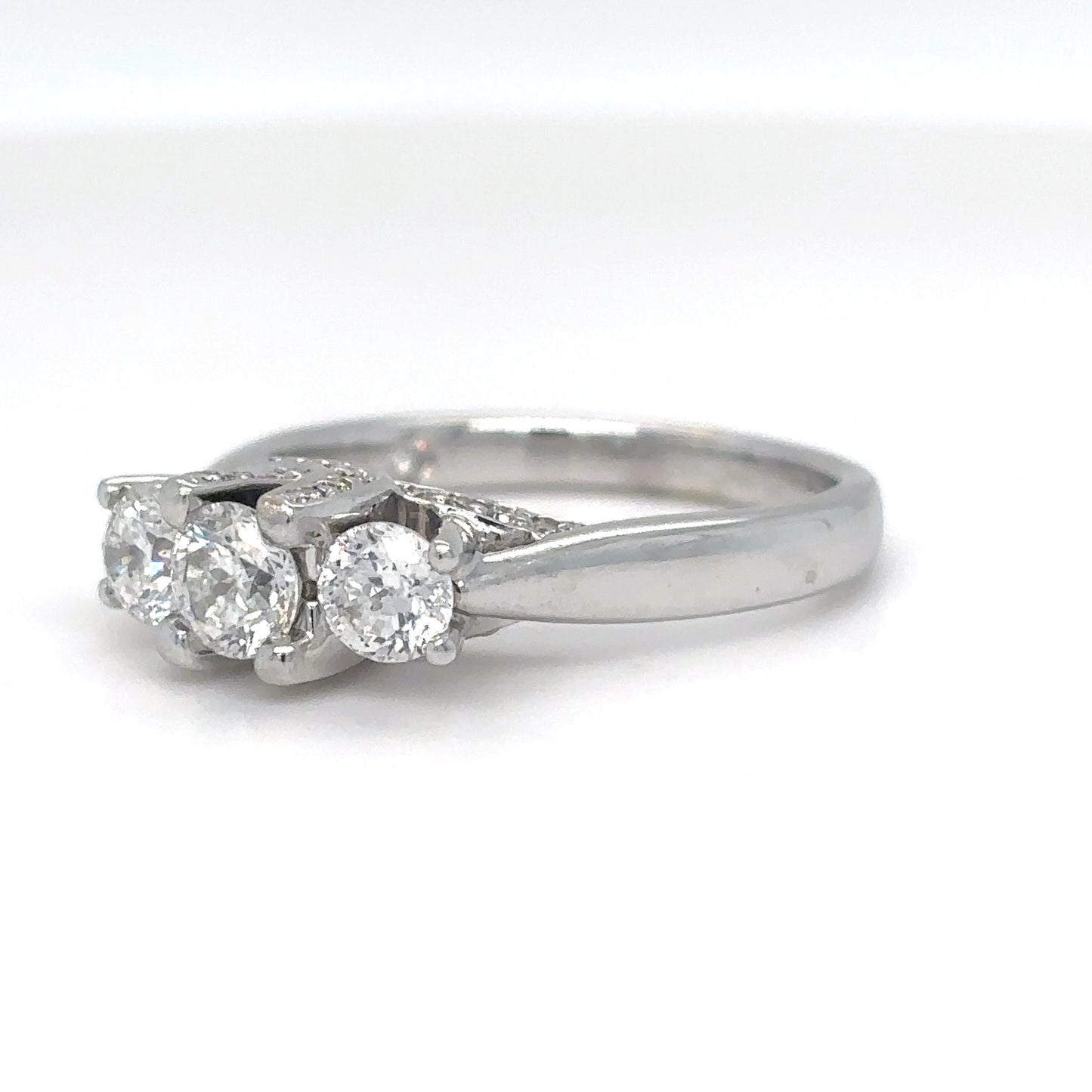 18KW 1.00CTW FANCY THREE ROUND DIAMOND RING SI1/G-H 5.4G
