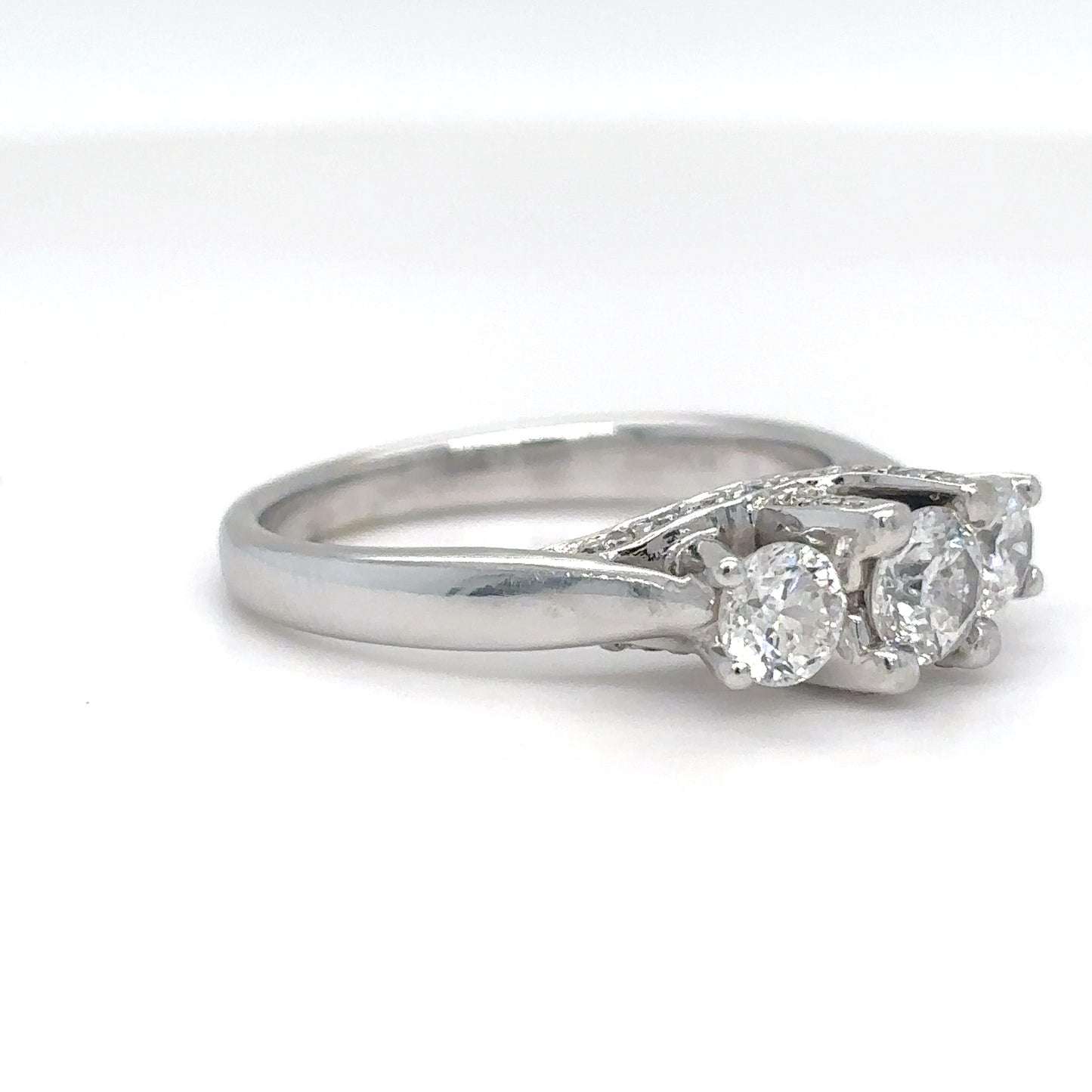 18KW 1.00CTW FANCY THREE ROUND DIAMOND RING SI1/G-H 5.4G