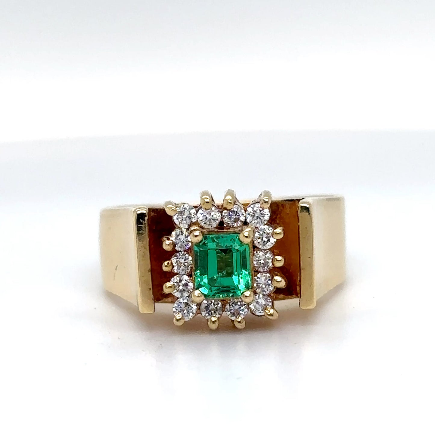 18KY 0.65CTW EMERALD-DIAMOND HALO RING "AAA" VS/G-H 8.6G