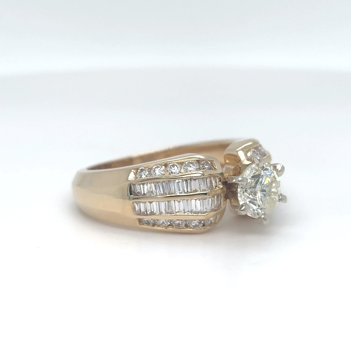 14KY 1.60CTW ROUND-BAGUETTE DIAMOND ENGAGEMENT RING I1/J-K 5.4G