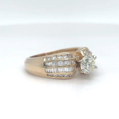 14KY 1.60CTW ROUND-BAGUETTE DIAMOND ENGAGEMENT RING I1/J-K 5.4G