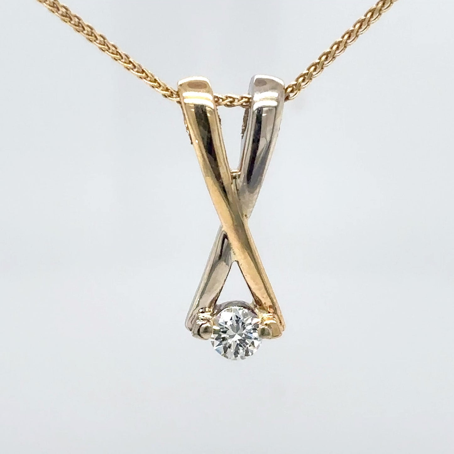 14KTT 0.25CT ROUND DIAMOND CROSSOVER PENDANT VS2/H-I