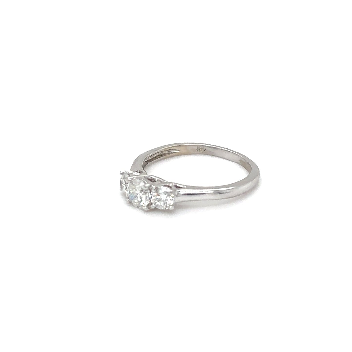18KW 0.75CTW THREE ROUND BRILLIANT DIAMOND RING SI2/G-H 2.6G
