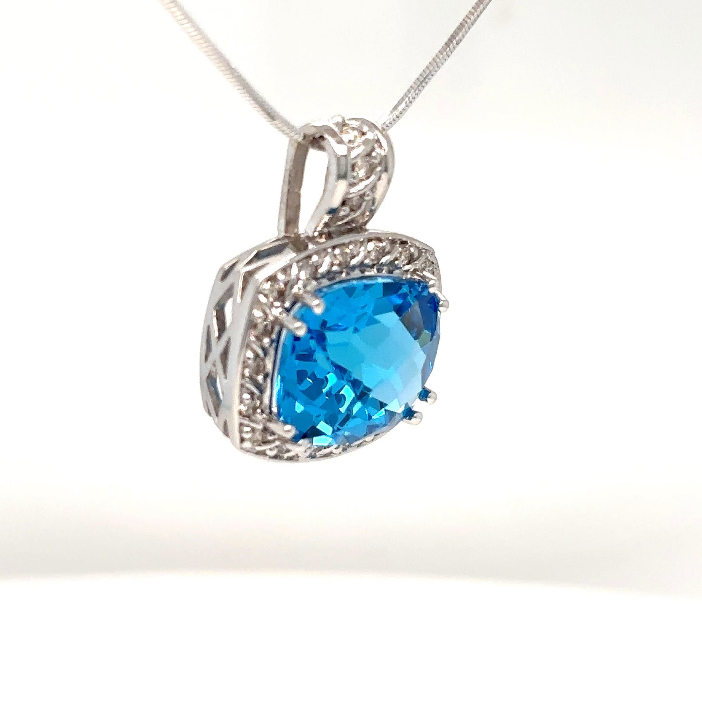 14KW 18" 12X10MM CHECKERBOARD BLUE TOPAZ-0.15CTW DIAMOND PEDNANT 6.4G