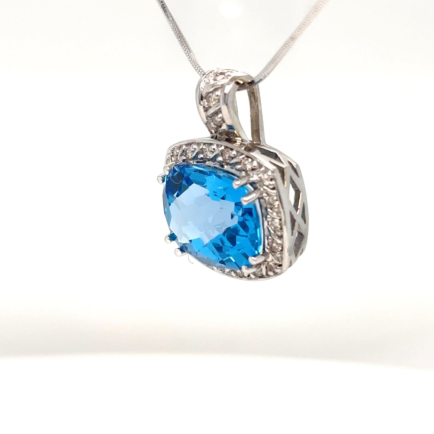 14KW 18" 12X10MM CHECKERBOARD BLUE TOPAZ-0.15CTW DIAMOND PEDNANT 6.4G