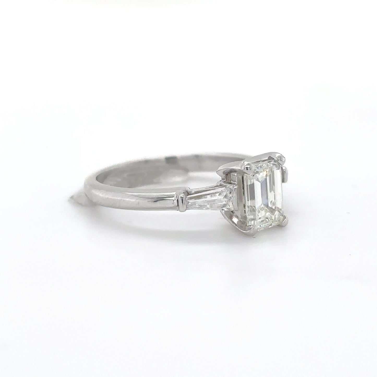 14KW 1.32CTW EMERALD-BAGUETTE THREE STONE RING