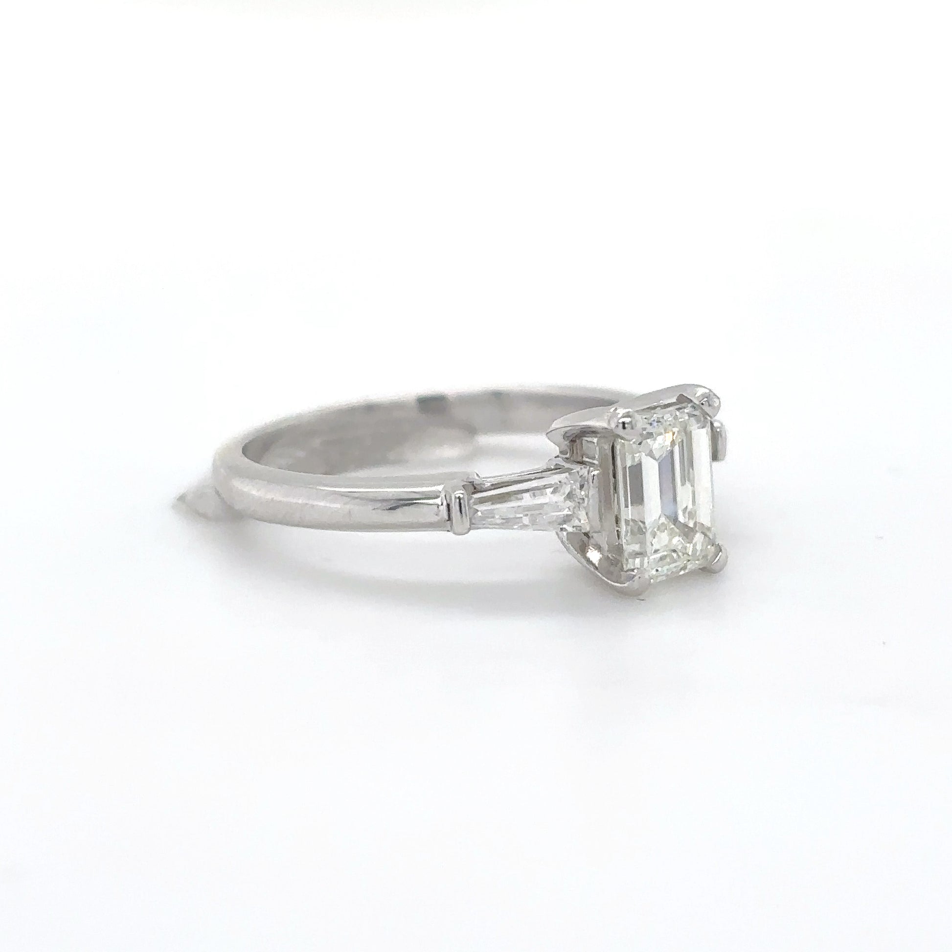 14KW 1.32CTW EMERALD-BAGUETTE THREE STONE RING