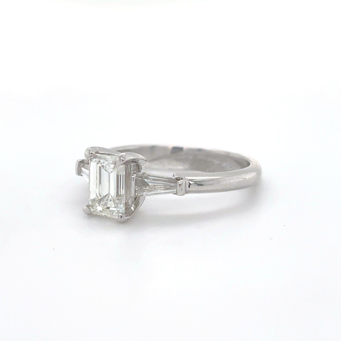 14KW 1.32CTW EMERALD-BAGUETTE THREE STONE RING