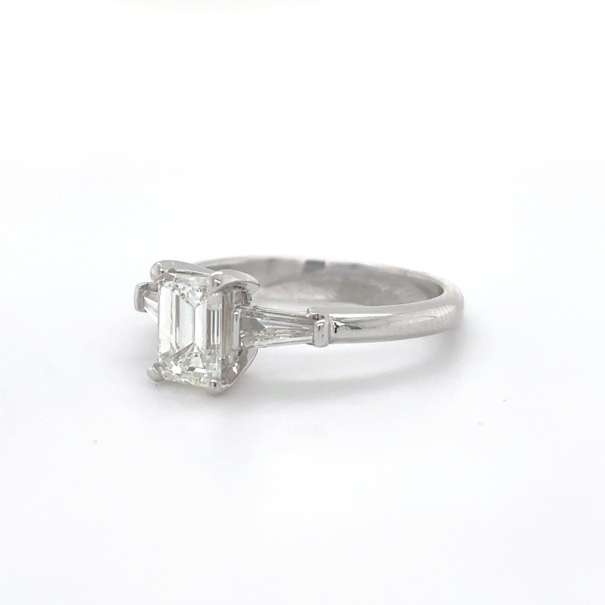 14KW 1.32CTW EMERALD-BAGUETTE THREE STONE RING