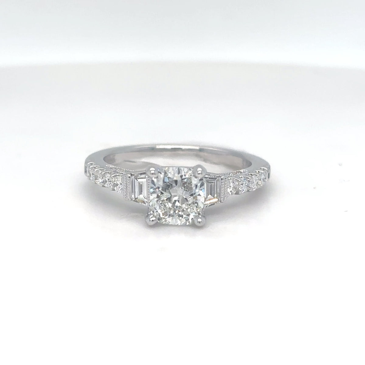 14KW 1.55CTW CUSHION-BAGUETTE-ROUND DIAMOND ENGAGEMENT RING VS2/G 3.6G