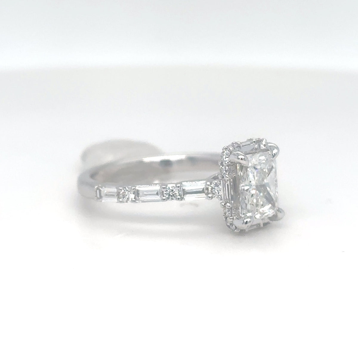 14KW 1.67CTW RADIANT-BAGUETTE-ROUND DIAMOND HALO RING VS1/G 3.0G