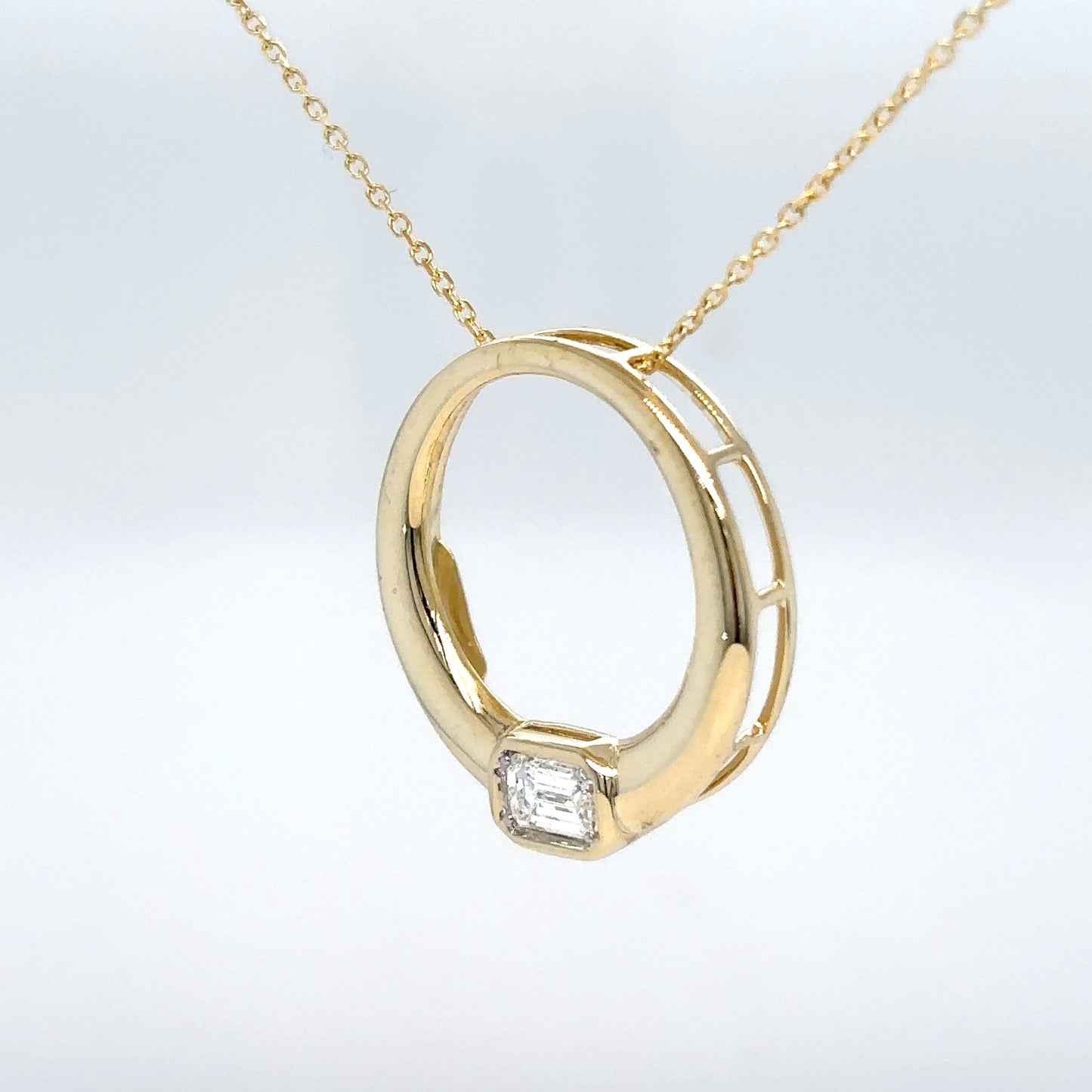 14KY 18" 0.40CT EMERALD CUT DIAMOND CIRCLE PENDANT VS2/G 3.4G