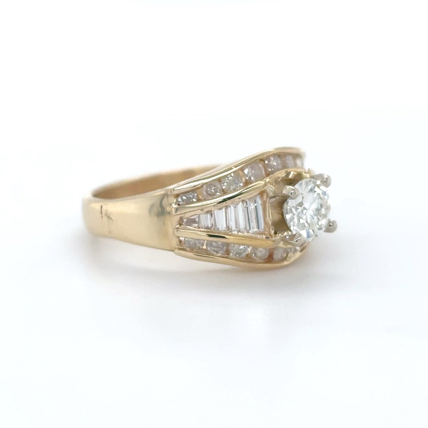 14KY 1.61CTW ROUND BRILLIANT-BAGUETTE DIAMOND ENGAGEMENT RING