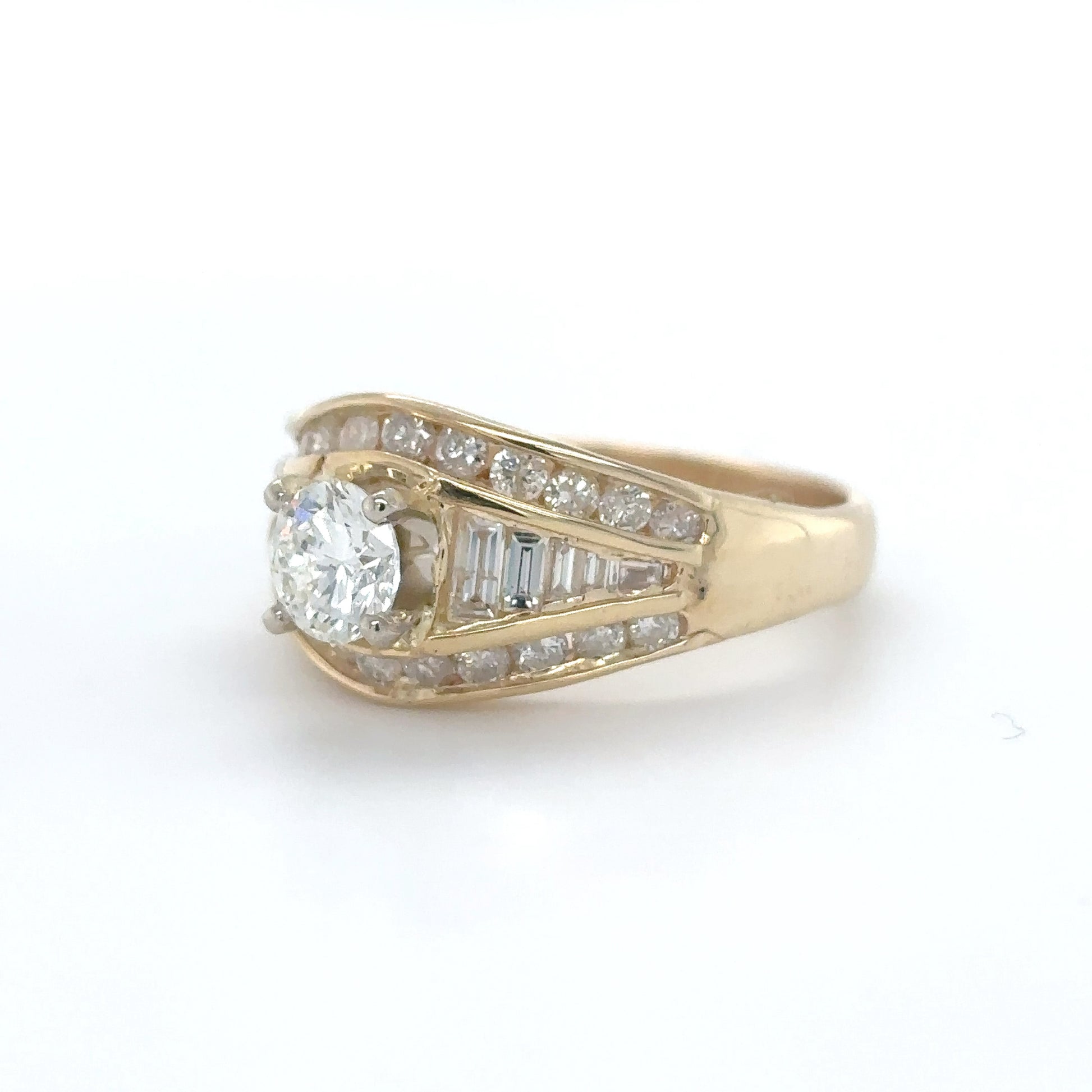 14KY 1.61CTW ROUND BRILLIANT-BAGUETTE DIAMOND ENGAGEMENT RING