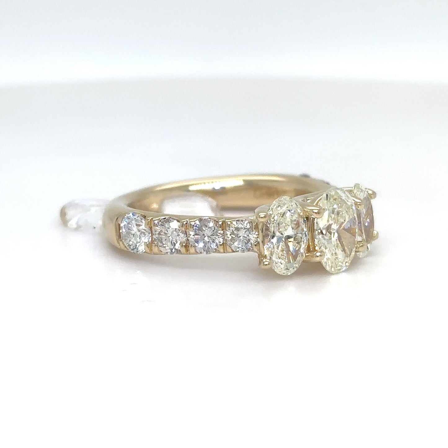 14KY 2.29CTW THREE OVAL-ROUND DIAMOND RING VS1/H-K 5.4G