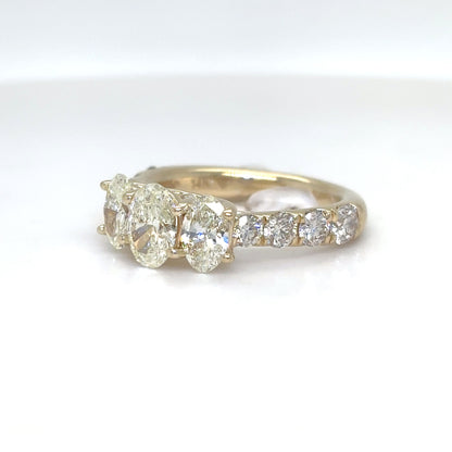 14KY 2.29CTW THREE OVAL-ROUND DIAMOND RING VS1/H-K 5.4G